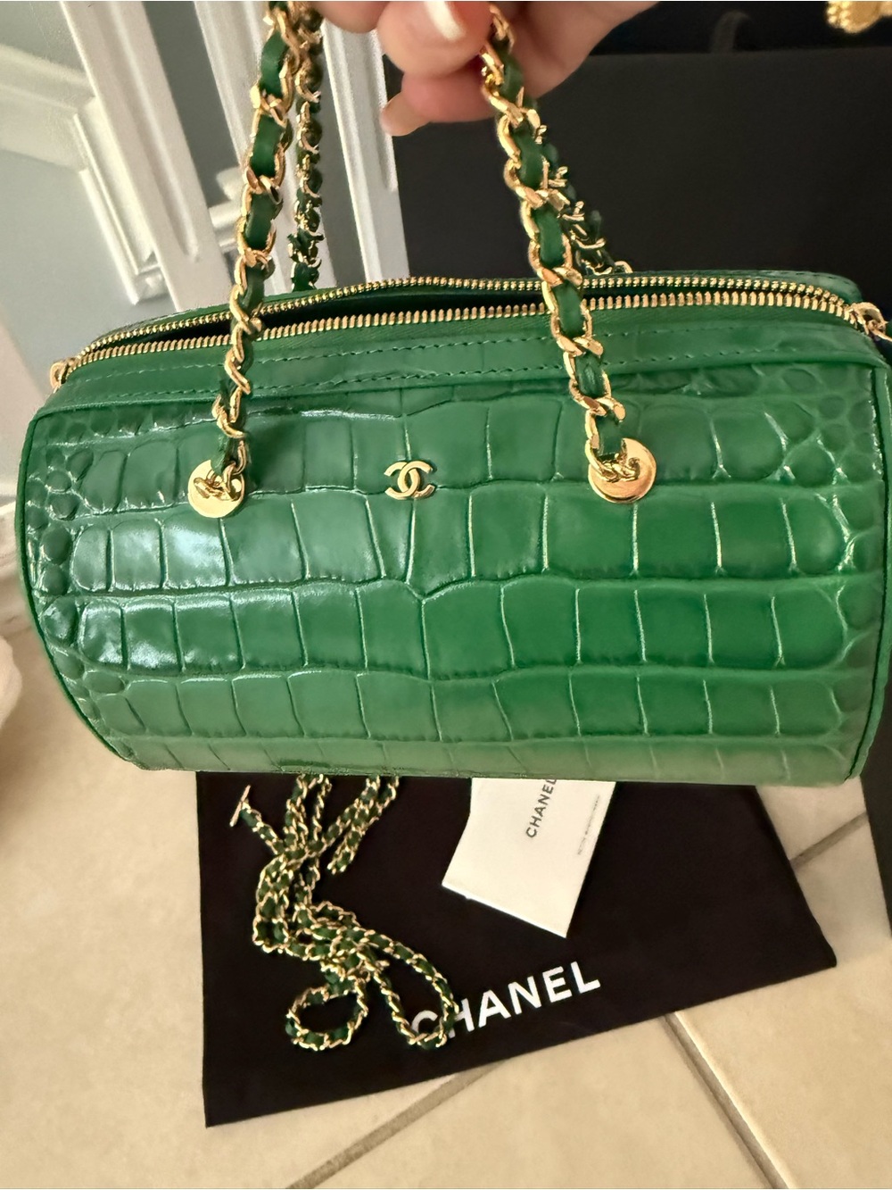 CHANEL 🔥 Green Croc-Embossed Barrel Bag with Gold Chain 2026 collection - Picture 3 of 5